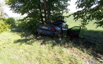На Чернігівщині авто вилетіло з дороги і врізалось у дерево, загинуло подружжя з немовлям