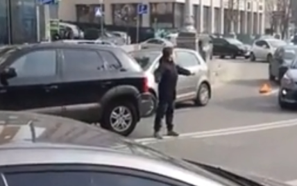 Красень. У Києві хлопчик розрулив рух автівок у місці ДТП