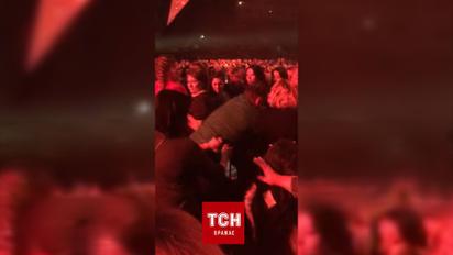 На концерті Олега Винника побилися фанатки за місце поближче до сцени