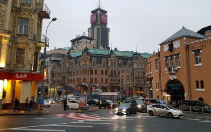 Центр Киева вокруг перекрытого правительственного квартала остановился в пробках