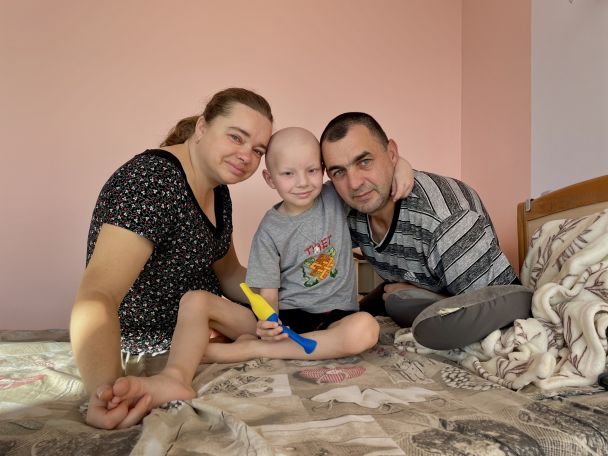 Михайлик разом з батьками у той час, коли проходив курси хіміотерапії / © Facebook / Перше медичне об'єднання Львова