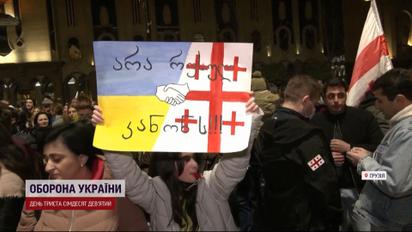 Українські прапори і гасла: як грузини протистоять спробі зробити із них росіян