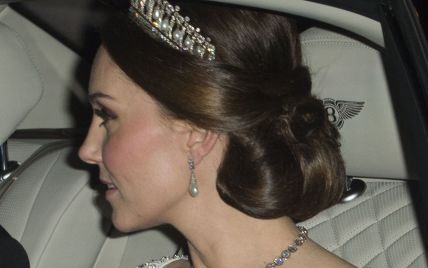 В тиаре королевы Елизаветы II и с новым драгоценным колье: герцогиня Кембриджская на приеме в Букингемском дворце 