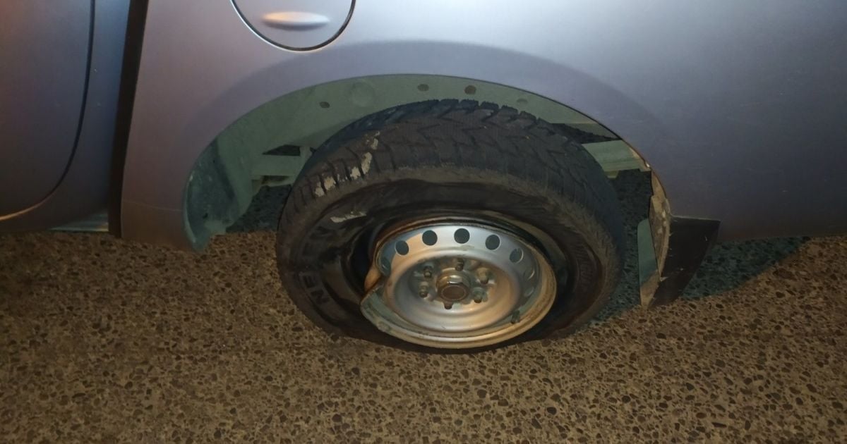 Кришка люка у Львові пробила лобове скло авто, загинула 10-річна дитина: подробиці