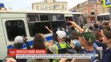 Поліція задіяла поливальні машини та кийки проти учасників маршу на підтримку Голунова  
