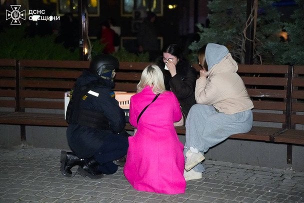 Внаслідок удару по місту травмовано місцевих мешканців.  / © ГУ ДСНС в Одеській області