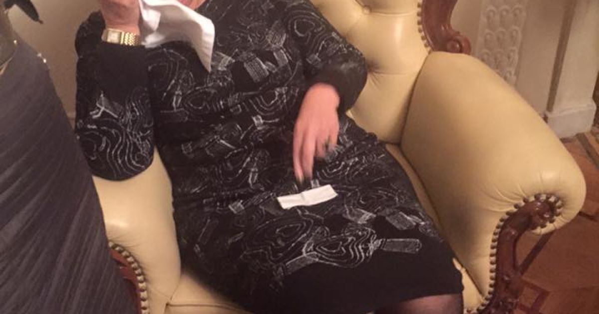 Пострадавшая Кужель держится за лоб.