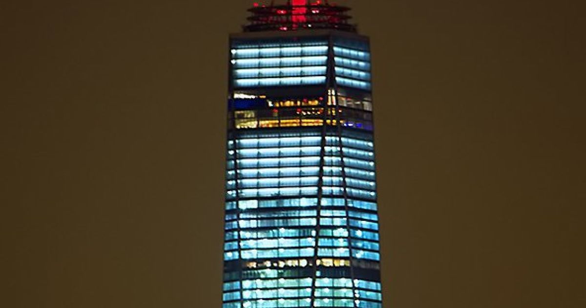 У Нью-Йорку світиться кольорами прапору Франції. / © Twitter/abcnews