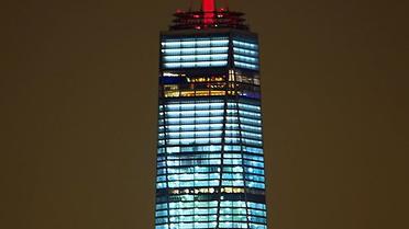 Empire State Building в Нью-Йорке светится цветами флага Франции. / © Twitter/abcnews