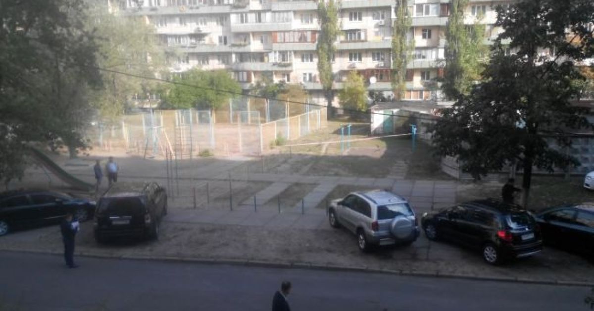 Сейчас на месте работают саперы, которые обыскивают автомобили