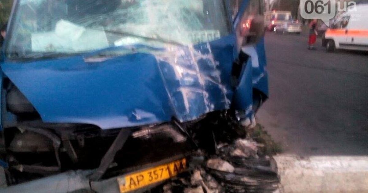 Маршрутка врезалась в столб