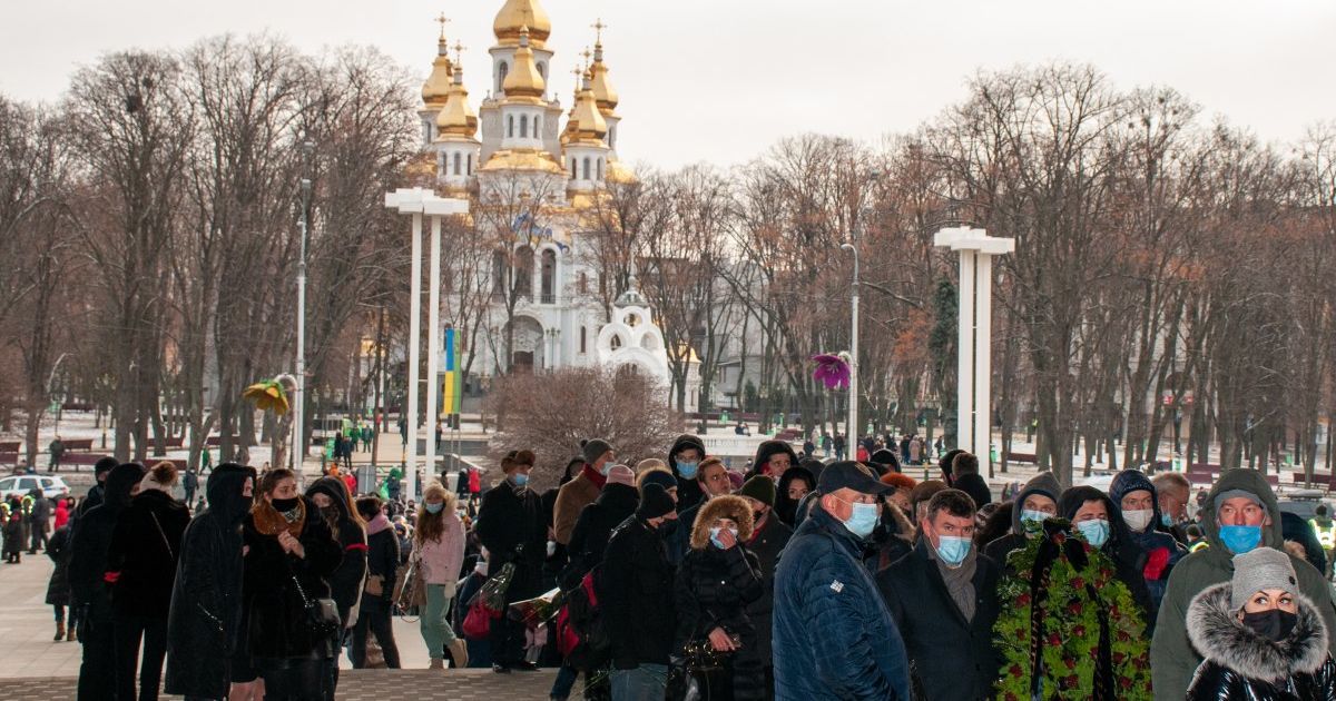 Под аплодисменты и "спасибо": в Харькове траурный кортеж с телом Кернеса отправился на кладбище