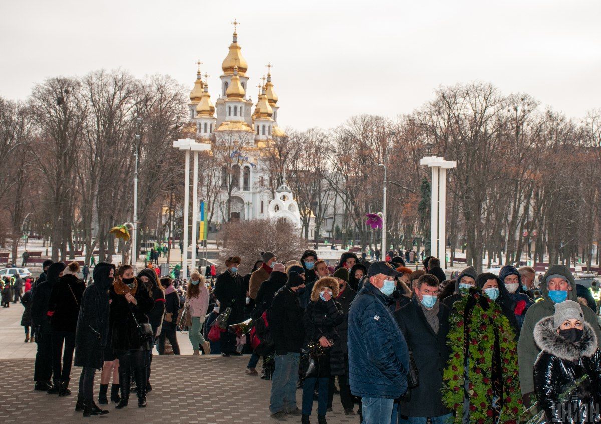 Фото Кернеса в гробу: траурная процессия направляется к городскому кладбищу  — Украина