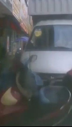 В Китае мальчик выскочил на дорогу под колеса грузовика