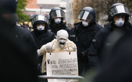 Сотни протестующих вышли на улицы Германии, чтобы власти отменили карантин