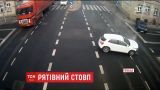 В Польше женщина чудом спаслась от наезда авто за столбом