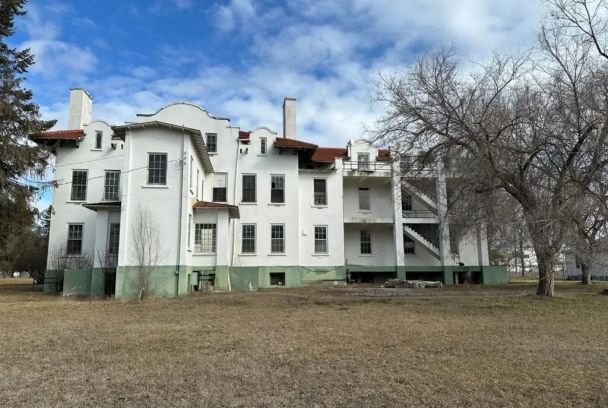 Історична лікарня в Монтані виставлена на продаж всього за $10 / Фото: Circa old houses
