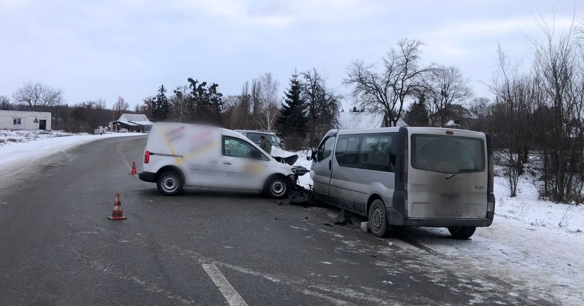 У Київській області водій Volkswagen Caddy зіткнувся з мікроавтобусом Renаult Trafic
