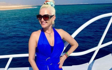 В синем платье и с украшениями: яркая Екатерина Бужинская каталась на яхте