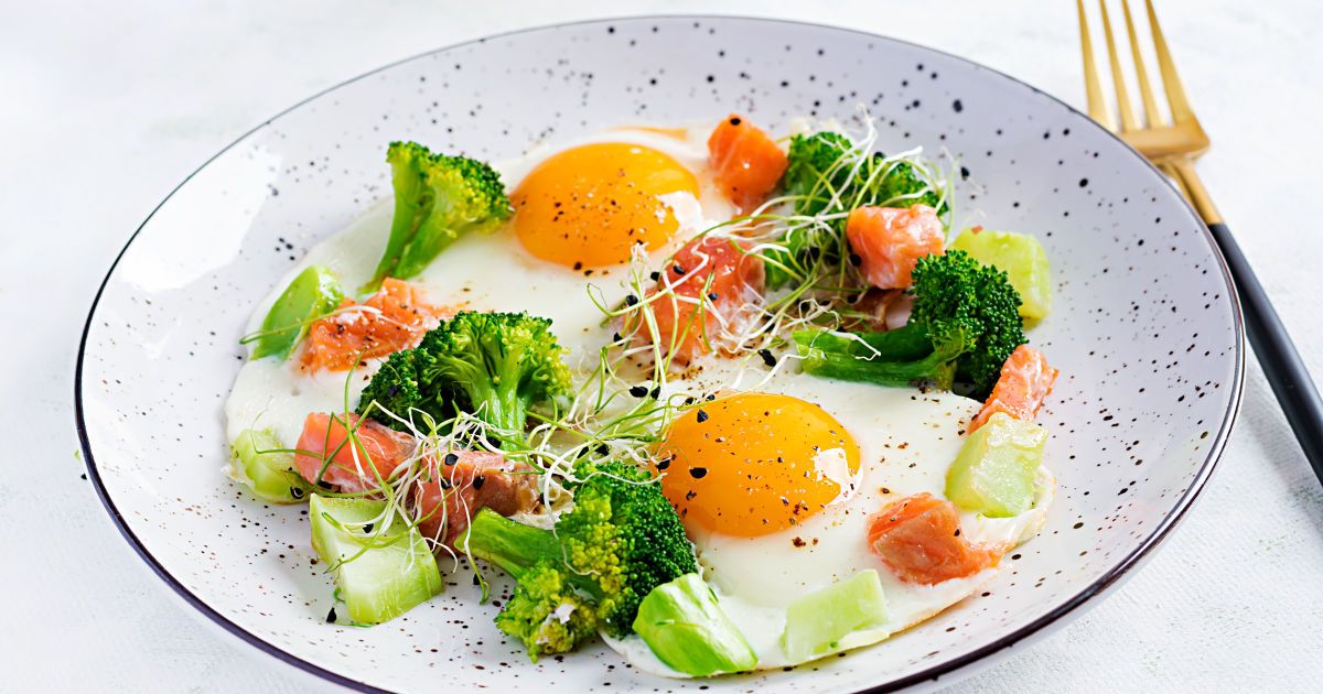 Какие продукты нужно есть с яйцами