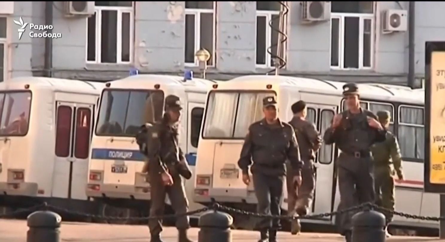 В России двое дагестанских правоохранителей устроили перестрелку и ранили прохожего