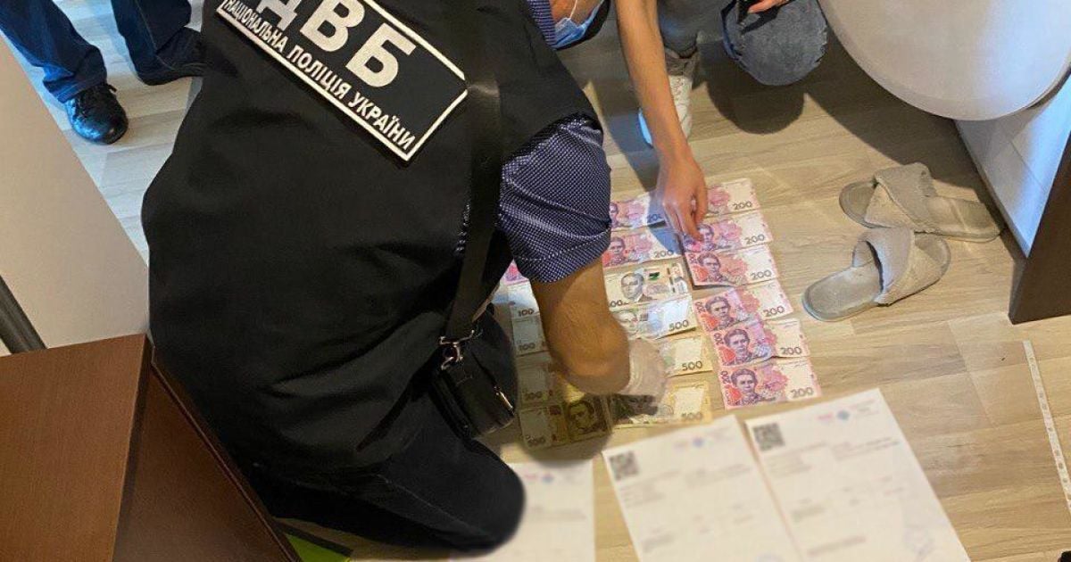 Во Львове разоблачили работников больницы и турфирм, которые продавали фальшивые справки о тесте на COVID-19