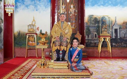 Король Таїланду позбавив свою фаворитку всіх титулів через її намагання піднятися до рівня королеви
