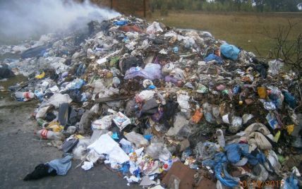 На Хмельниччині виявили купу львівського сміття