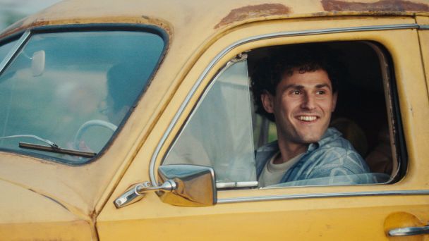 Кадри з фільму "Я, "Побєда" і Берлін"