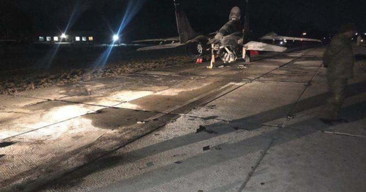 Автомобіль влетів у військовий літак під Києвом