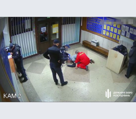 Били кийками, ногами, викручували вуха і роздягали: ДБР розслідує побиття правоохоронцями громадян