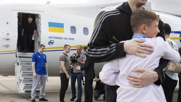 Українські полонені літять додому, звільнення полонених_10 / © Офіс президента України