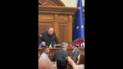 У Раді блокування трибуни переросло у бійку: що не поділили Гончаренко і Гетманцев