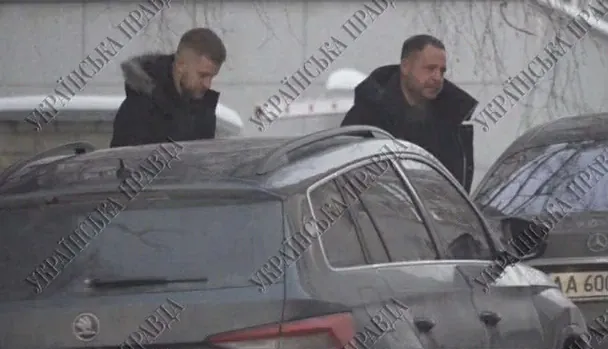 Андрій Єрмак з охоронецем. / © Українська правда