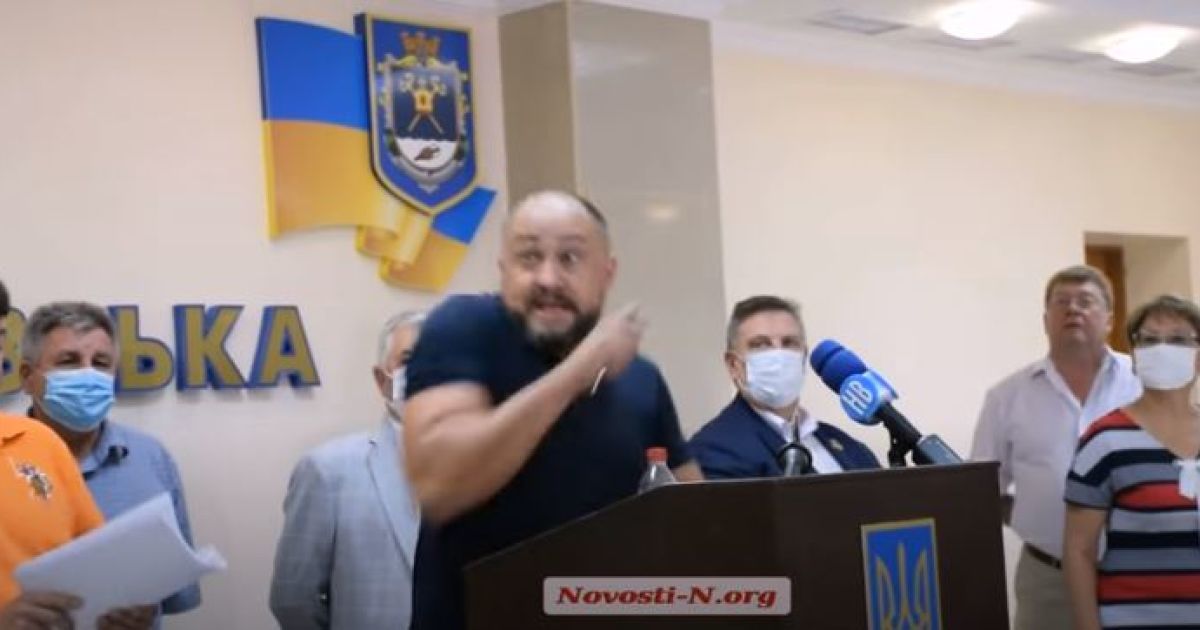В Николаеве депутатов ОПЗЖ забросали яйцами
