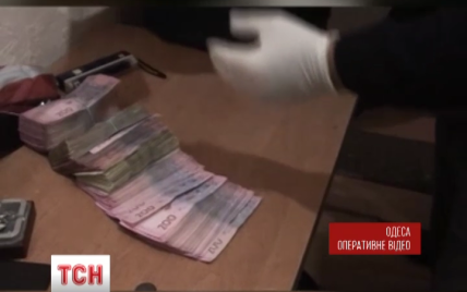 В Одессе на взятке в 240 тысяч гривен поймали милиционера