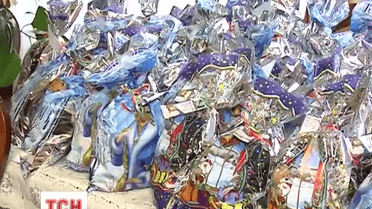 Волонтерки із Тернополя пакують подарунки від Святого Миколая для наших солдат