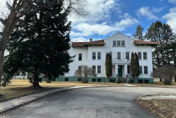 Історична лікарня в Монтані виставлена на продаж всього за $10 / Фото: Circa old houses