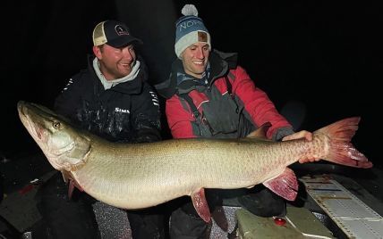 Держался более полувека: в Миннесоте мужчина поймал 1,5-метровую рыбу и побил рекорд штата (фото)