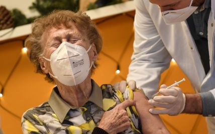 В Украине разрешили прививаться бустерной дозой людям от 60 лет: какую вакцину будут вводить
