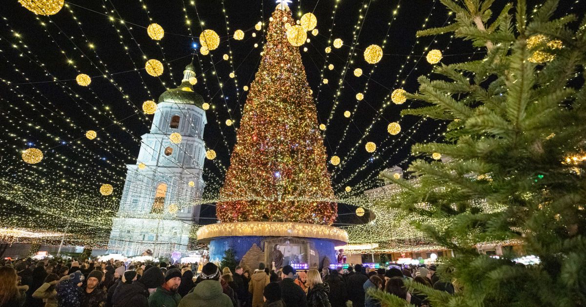 У Києві незабаром демонтують ялинку на Софійській площі: коли можна відвідати локацію