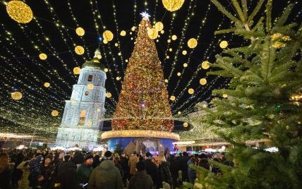 В Киеве вскоре демонтируют елку на Софийской площади: когда можно посетить локацию
