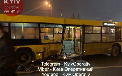 В Києві Lexus влетів у маршрутний автобус. Постраждала дитина
