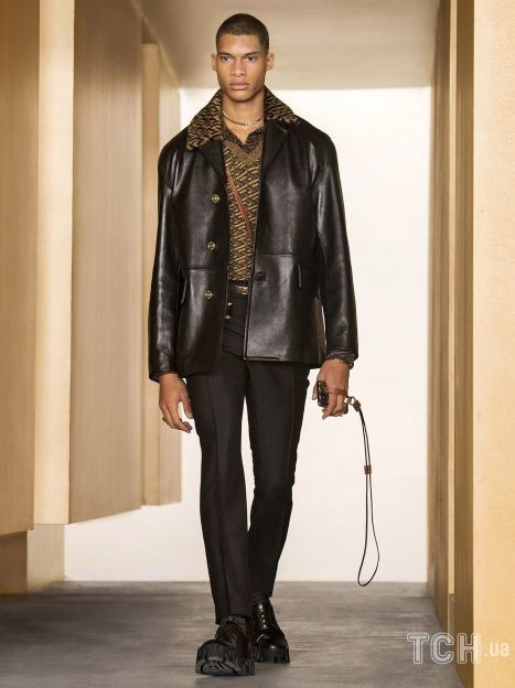 Коллекция Versace прет-а-порте сезона осень-зима 2021-2022 / © East News