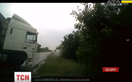 Диво при ДТП на Одещині: фура перекинула маршрутку, але ніхто не постраждав