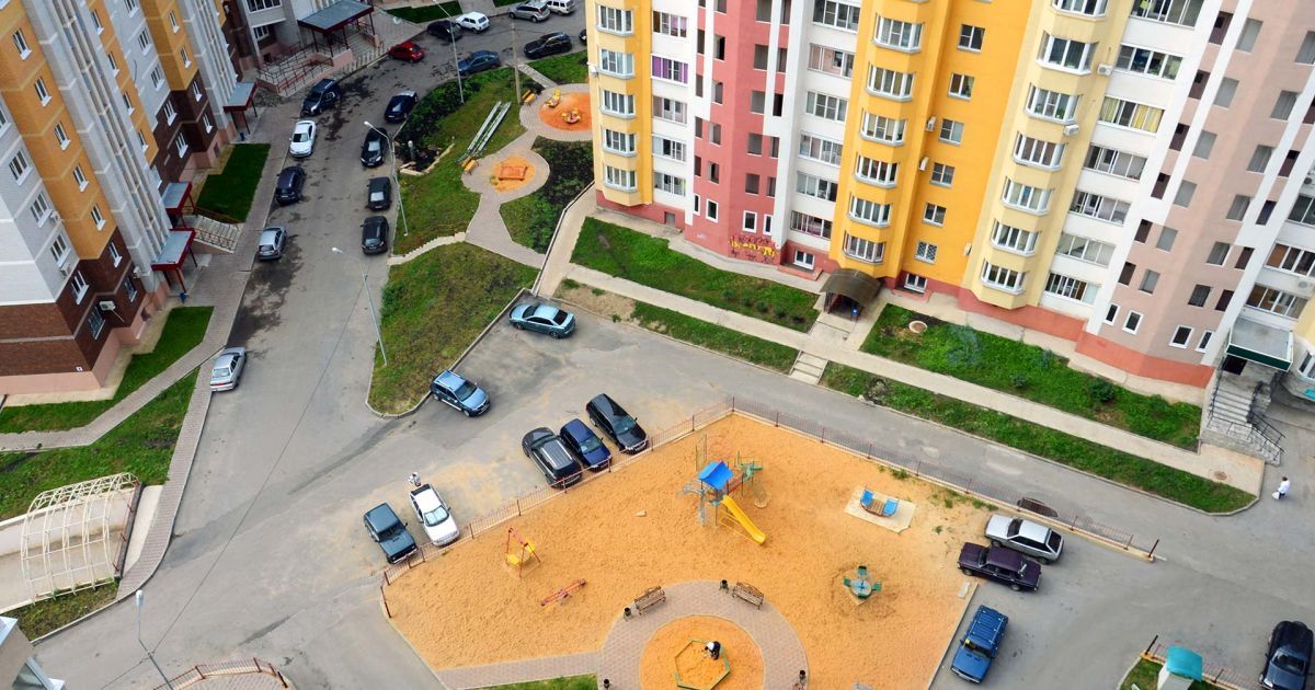 У Києві патрульні врятували 84-річну жінку, яка стояла на карнизі балкона багатоповерхівки