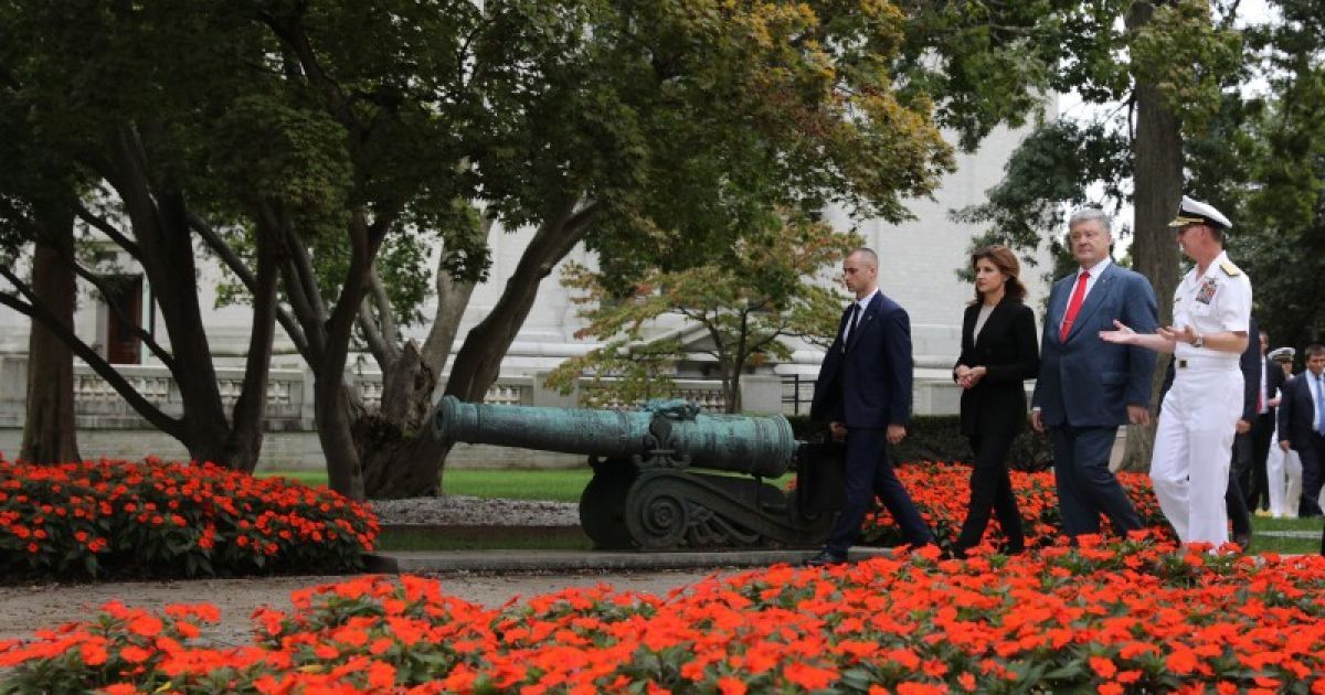 Порошенки на могилі Маккейна_2 / © Офіс президента України