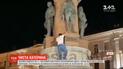 Вночі чоловік видерся на пам'ятник засновникам Одеси і почав мити його своєю сорочкою