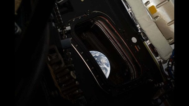 Уперше за понад 50 років люди покинули навколоземну орбіту під час польоту до Місяця: фото