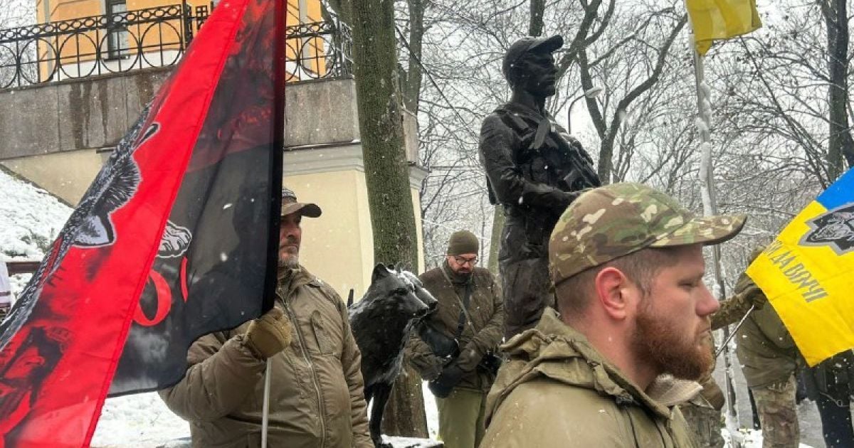 Монумент Дмитрию "Да Винчи" Коцюбайлу на Аскольдовой могиле